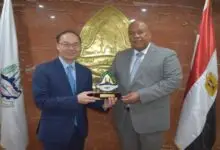 استقبل أيمن العشري رئيس غرفة القاهرة التجارية، دانيال لام المدير الإقليمي لمنطقة الشرق الأوسط وإفريقيا بمجلس تنمية تجارة هونغ كونغ – دبي، وناصيف محفوظ نائب المدير الإقليمي للشرق الأوسط، لبحث سبل التعاون وتعزيز العلاقات الاقتصادية والاستفادة من الفرص الاستثمارية المتاحة في السوق المصري، وذلك في إطار الإعداد لبعثة تجارية تضم شركات عاملة في عدة قطاعات أبرزها الملابس والمنسوجات، من المقرر أن تزور مصر في يناير 2026. ورحب العشري بالوفد، مؤكدًا أن مصر أصبحت وجهة جاذبة للاستثمار بفضل ما تشهده من طفرة في البنية التحتية والمشروعات القومية العملاقة التي خلقت فرصًا غير مسبوقة في مجالات التجارة والصناعة. وأوضح أن القيادة السياسية وعلى رأسها الرئيس عبد الفتاح السيسي تدعم بقوة ملف الاستثمار، مشيرًا إلى أن الجهود المبذولة من الحكومة ونوابها، خاصة الفريق كامل الوزير نائب رئيس الوزراء للتنمية الصناعية ووزير النقل والصناعة، تشجع على جذب المزيد من الشركات الأجنبية، ولا سيما الصينية، للدخول في السوق المصري. وأضاف العشري أن غرفة القاهرة، التي تُعد واحدة من أكبر الغرف التجارية في الشرق الأوسط بعضوية تتجاوز 630 ألف تاجر وصانع ومستثمر، مستعدة لتقديم كل الدعم والبيانات التي تساهم في دفع التعاون الثنائي، خاصة في قطاع الملابس والمنسوجات الذي تمتلك فيه مصر ميزة تنافسية واضحة. من جانبه، أعرب دانيال لام عن تقديره لحفاوة الاستقبال، مشيرًا إلى رغبة مجلس تنمية تجارة هونغ كونغ في فتح آفاق أوسع للتعاون مع غرفة القاهرة. وأوضح أن المجلس يمتلك 51 مكتبًا حول العالم ويشرف على تنظيم نحو 40 معرضًا دوليًا في قطاعات متعددة مثل المجوهرات والساعات والهدايا، لافتًا إلى وجود توجه لافتتاح مكتب جديد في مصر. كما أعلن أن وفدًا يضم نحو 30 شركة، من بينها شركات تعمل في قطاع الملابس والمنسوجات، سيزور القاهرة في يناير المقبل لتعزيز العلاقات الاقتصادية الثنائية واستكشاف فرص الاستثمار المباشرة في السوق المصري.
