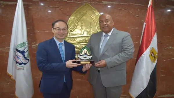 استقبل أيمن العشري رئيس غرفة القاهرة التجارية، دانيال لام المدير الإقليمي لمنطقة الشرق الأوسط وإفريقيا بمجلس تنمية تجارة هونغ كونغ – دبي، وناصيف محفوظ نائب المدير الإقليمي للشرق الأوسط، لبحث سبل التعاون وتعزيز العلاقات الاقتصادية والاستفادة من الفرص الاستثمارية المتاحة في السوق المصري، وذلك في إطار الإعداد لبعثة تجارية تضم شركات عاملة في عدة قطاعات أبرزها الملابس والمنسوجات، من المقرر أن تزور مصر في يناير 2026. ورحب العشري بالوفد، مؤكدًا أن مصر أصبحت وجهة جاذبة للاستثمار بفضل ما تشهده من طفرة في البنية التحتية والمشروعات القومية العملاقة التي خلقت فرصًا غير مسبوقة في مجالات التجارة والصناعة. وأوضح أن القيادة السياسية وعلى رأسها الرئيس عبد الفتاح السيسي تدعم بقوة ملف الاستثمار، مشيرًا إلى أن الجهود المبذولة من الحكومة ونوابها، خاصة الفريق كامل الوزير نائب رئيس الوزراء للتنمية الصناعية ووزير النقل والصناعة، تشجع على جذب المزيد من الشركات الأجنبية، ولا سيما الصينية، للدخول في السوق المصري. وأضاف العشري أن غرفة القاهرة، التي تُعد واحدة من أكبر الغرف التجارية في الشرق الأوسط بعضوية تتجاوز 630 ألف تاجر وصانع ومستثمر، مستعدة لتقديم كل الدعم والبيانات التي تساهم في دفع التعاون الثنائي، خاصة في قطاع الملابس والمنسوجات الذي تمتلك فيه مصر ميزة تنافسية واضحة. من جانبه، أعرب دانيال لام عن تقديره لحفاوة الاستقبال، مشيرًا إلى رغبة مجلس تنمية تجارة هونغ كونغ في فتح آفاق أوسع للتعاون مع غرفة القاهرة. وأوضح أن المجلس يمتلك 51 مكتبًا حول العالم ويشرف على تنظيم نحو 40 معرضًا دوليًا في قطاعات متعددة مثل المجوهرات والساعات والهدايا، لافتًا إلى وجود توجه لافتتاح مكتب جديد في مصر. كما أعلن أن وفدًا يضم نحو 30 شركة، من بينها شركات تعمل في قطاع الملابس والمنسوجات، سيزور القاهرة في يناير المقبل لتعزيز العلاقات الاقتصادية الثنائية واستكشاف فرص الاستثمار المباشرة في السوق المصري.
