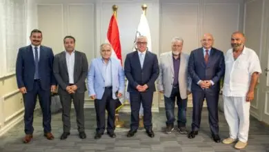 استثمار يوناني جديد في القنطرة غرب لتعزيز صناعة الملابس الجاهزة شهدت الهيئة العامة للمنطقة الاقتصادية لقناة السويس توقيع عقد إنشاء مشروع مارينيرو للملابس الجاهزة التابع لشركة يونانية، وذلك على مساحة سبعة آلاف متر مربع بالمنطقة الصناعية في القنطرة غرب، بتكلفة استثمارية تبلغ أربعة ملايين دولار تعادل نحو مئتي مليون جنيه. ويوفر المشروع ألف فرصة عمل مباشرة، مع توجيه 70% من إنتاجه للتصدير. جرت مراسم التوقيع بمقر الهيئة بالعاصمة الإدارية الجديدة، بحضور رئيس الهيئة وليد جمال الدين ورئيس الشركة المالكة مارينوس تزانيداكيس، وعدد من قيادات الجانبين. وأكد رئيس الهيئة أن المشروع يمثل أول استثمار صناعي يوناني داخل اقتصادية قناة السويس، مشددًا على أنه يعكس متانة العلاقات المصرية اليونانية ويعزز موقع القنطرة غرب كمركز إقليمي لصناعة المنسوجات والملابس الجاهزة. كما أشار إلى أن المشروع يدعم جهود الدولة في تعميق الصناعة المحلية وتوفير فرص عمل وزيادة الصادرات. وأوضح جمال الدين أن إجمالي عدد المشروعات القائمة بالقنطرة غرب ارتفع إلى 36 مشروعًا تغطي مساحة تتجاوز مليونين وثلاثمائة ألف متر مربع، باستثمارات تقترب من مليار دولار، وتوفر أكثر من 52 ألف فرصة عمل مباشرة، مؤكدًا استمرار العمل على جذب المزيد من الاستثمارات لدعم الاقتصاد المصري.