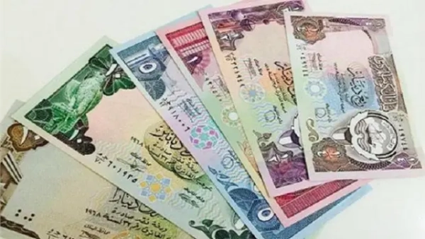 الدينار الكويتي يتراجع أمام الجنيه المصري في نهاية تعاملات الأحد