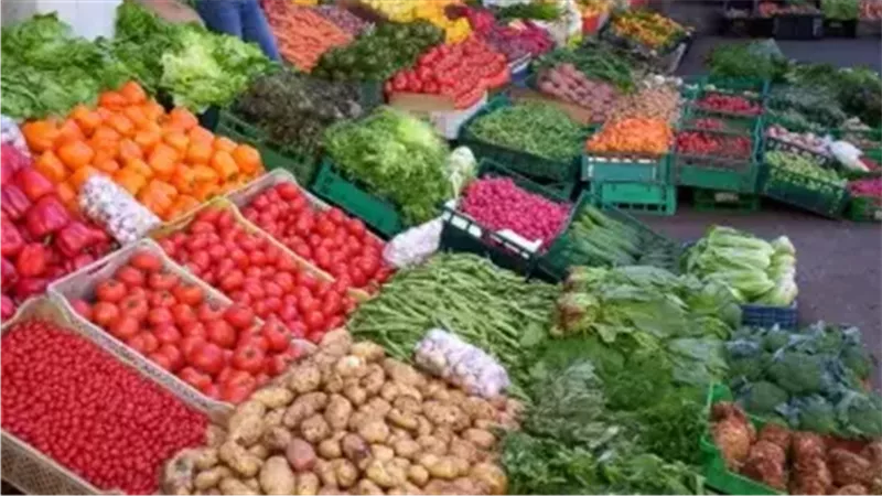 تباين أسعار الخضروات والفاكهة في الأسواق وارتفاع ملحوظ للكوسة والخيار