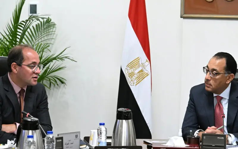 رئيس الوزراء يوجه وزير المالية بتوفير الدعم المالي لتطوير العملية التعليمية