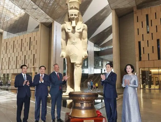 رئيس فيتنام يزور المتحف المصري الكبير وأهرامات الجيزة ويشيد بعظمة الحضارة المصرية