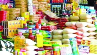 شهدت الأسواق المصرية اليوم الأحد 14 سبتمبر 2025 استقرارًا ملحوظًا في أسعار السلع الغذائية الأساسية، وفقًا لآخر تحديث صادر عن بوابة الأسعار المحلية والعالمية التابعة لمجلس الوزراء، ما يعكس توافر المخزون الاستراتيجي الكافي لتلبية احتياجات المواطنين. سجل سعر الأرز المعبأ 35.09 جنيه للكيلو، فيما بلغ سعر الفول المعبأ 63.97 جنيه للكيلو. أما الدقيق المعبأ فقد استقر عند 27.8 جنيه للكيلو. ووصل سعر لتر زيت عباد الشمس إلى 95.85 جنيه، في حين سجل السكر المعبأ 38.06 جنيه للكيلو، ليواصل السوق توفير السلع الأساسية بأسعار مستقرة تساعد على تلبية احتياجات الأسر المصرية. ويأتي هذا الاستقرار في وقت تحرص فيه الدولة على تعزيز المعروض وضبط الأسواق للحفاظ على استقرار الأسعار وحماية المستهلكين من أي تقلبات مفاجئة.