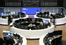 الأسهم الأوروبية تتراجع بضغط من هبوط أسعار النفط وترقب الإغلاق الحكومي الأمريكي