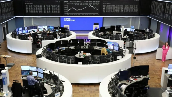 الأسهم الأوروبية تتراجع بضغط من هبوط أسعار النفط وترقب الإغلاق الحكومي الأمريكي