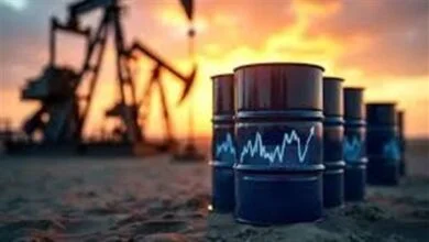 النفط يتراجع مع انحسار الآمال في مزيد من خفض الفائدة الأمريكية شهدت أسعار النفط العالمية تراجعًا ملحوظًا خلال تعاملات الخميس، بعد أن خففت البيانات الاقتصادية الأمريكية القوية من توقعات المستثمرين بشأن استمرار تخفيض أسعار الفائدة. وتراجعت العقود الآجلة لخام برنت بمقدار 25 سنتًا، بما يعادل 0.36%، لتسجل 69.06 دولارًا للبرميل بحلول منتصف نهار الخميس بتوقيت الولايات المتحدة، فيما انخفضت عقود خام غرب تكساس الوسيط الأمريكي 33 سنتًا، أو 0.51%، لتستقر عند 64.66 دولارًا للبرميل. وكان الخامان القياسيان قد سجلا في جلسة الأربعاء قفزة بنسبة 2.5%، ليبلغا أعلى مستوى لهما منذ مطلع أغسطس، مدعومين بانخفاض مفاجئ في مخزونات الخام الأمريكية وتزايد المخاوف من تأثير الهجمات الأوكرانية على البنية التحتية للطاقة الروسية وما قد تسببه من اضطرابات في الإمدادات. ووفقًا لأحدث تقديرات مكتب التحليل الاقتصادي التابع لوزارة التجارة الأمريكية، ارتفع الناتج المحلي الإجمالي بنسبة سنوية معدلة بلغت 3.8% خلال الربع الأخير، ما عزز المخاوف من أن البيانات الإيجابية قد تدفع الاحتياطي الفيدرالي للتريث قبل اتخاذ مزيد من قرارات خفض الفائدة. وقال فيل فلين، كبير المحللين في مجموعة برايس فيوتشرز، إن صدور بيانات النمو القوي كان بمثابة شرارة لجولة بيع واسعة في أسواق النفط، إذ يرى المستثمرون أن قوة الاقتصاد قد تؤجل خطوات التيسير النقدي.