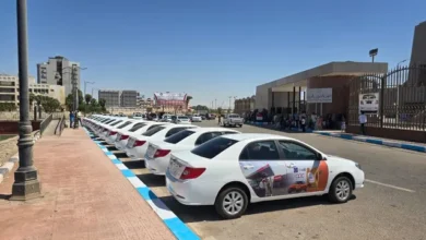 محافظ السويس ورئيس جهاز تنمية المشروعات يسلمان 27 سيارة أجرة جديدة لشباب المحافظة