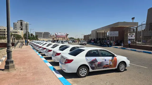 محافظ السويس ورئيس جهاز تنمية المشروعات يسلمان 27 سيارة أجرة جديدة لشباب المحافظة