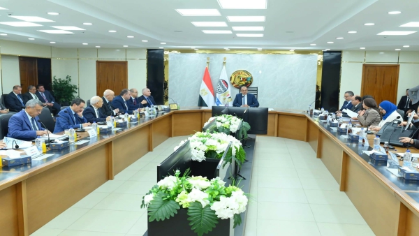 وزير قطاع الأعمال العام يعتمد نتائج أعمال "القابضة الكيماوية" ويعلن انطلاقة جديدة للتصنيع المحلي