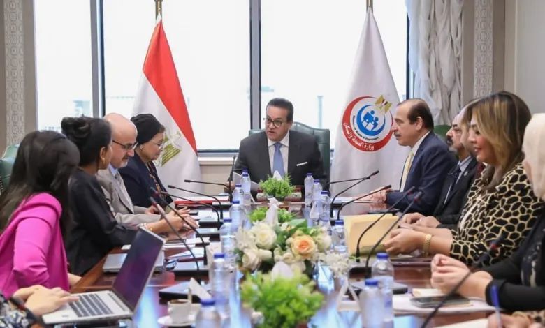 عبدالغفار يبحث مع وفد منظمة الصحة العالمية تعزيز أنظمة اليقظة الدوائية وضمان سلامة الأدوية واللقاحات