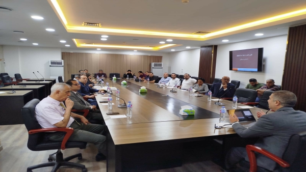 غرفة الطباعة والتغليف تنظم ندوة توعوية حول قانون العمل الجديد لدعم استقرار بيئة الصناعة كتبت هدى العيسوي في إطار جهودها المستمرة لتعزيز الوعي التشريعي وتهيئة بيئة عمل متوازنة ومستقرة داخل القطاع الصناعي، نظمت غرفة صناعات الطباعة والتغليف باتحاد الصناعات المصرية ندوة موسعة بعنوان قانون العمل المصري الجديد.. التعديلات وآليات التطبيق في بيئة العمل، وذلك بمقر الغرفة بالقاهرة. شهدت الندوة حضورًا كبيرًا من أعضاء الغرفة وممثلي الشركات العاملة في قطاع الطباعة والتغليف، إلى جانب نخبة من الخبراء القانونيين والمتخصصين في شؤون العمل، الذين استعرضوا أبرز التعديلات التي تضمنها قانون العمل الجديد وتأثيرها المباشر على أصحاب الأعمال والعاملين. وتناول الحضور خلال النقاش آليات تطبيق القانون عمليًا داخل بيئة العمل، مع التركيز على تحقيق التوازن بين حقوق العمال ومتطلبات أصحاب الأعمال، بما يضمن استقرار العلاقات العمالية ودعم منظومة التنمية الصناعية في مصر. وأوضح المهندس نديم إلياس رئيس غرفة صناعات الطباعة والتغليف أن الغرفة تتابع باهتمام كل ما يخص التطورات التشريعية المؤثرة على قطاع الصناعة، مشيرًا إلى أن قانون العمل الجديد يمثل خطوة مهمة نحو تحقيق الانضباط والعدالة داخل سوق العمل المصري. وأكد إلياس أن الهدف من عقد الندوة هو تمكين الشركات وأعضاء الغرفة من فهم أعمق لمواد القانون الجديد وآليات تنفيذه، بما يساعدهم على تطبيقه بشكل سليم ومتوازن، موضحًا أن المرحلة المقبلة تتطلب تعزيز ثقافة الحوار والتعاون بين أطراف العملية الإنتاجية لضمان استقرار سوق العمل ودعم الاقتصاد الوطني. وأشار رئيس الغرفة إلى أن مثل هذه الفعاليات تأتي ضمن خطة عمل الغرفة الهادفة إلى تقديم الدعم الفني والقانوني لأعضائها، وتبادل الخبرات حول أفضل الممارسات الإدارية في بيئة العمل، لافتًا إلى أن الغرفة ستواصل تنظيم ندوات ولقاءات مماثلة خلال الفترة المقبلة لرفع الوعي بالتشريعات الجديدة وتيسير تطبيقها داخل مجتمع الصناعة.