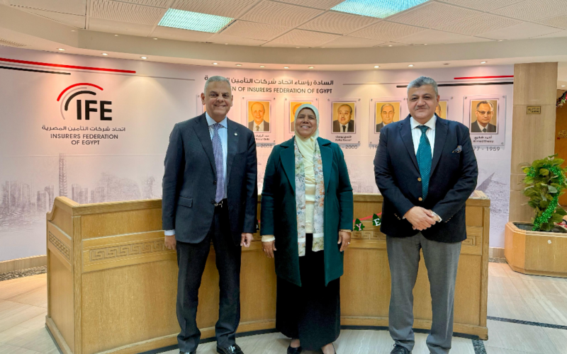 اتحاد شركات التأمين يحتفي بمسيرة نفيسة هاشم ويكرم عطائها في مجالات الإسكان وتأمين أخطار البناء