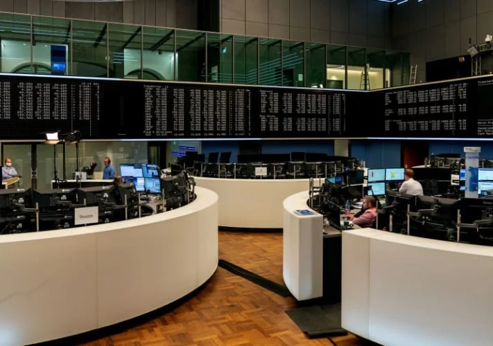 الأسهم الأوروبية تنهي تداولات الجمعة على تراجع مع تصاعد الاهتمام بملف جرينلاند