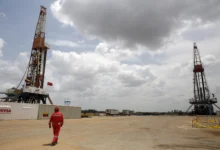 تصاعد التوتر بين واشنطن وإكسون موبيل بشأن العودة إلى سوق فنزويلا