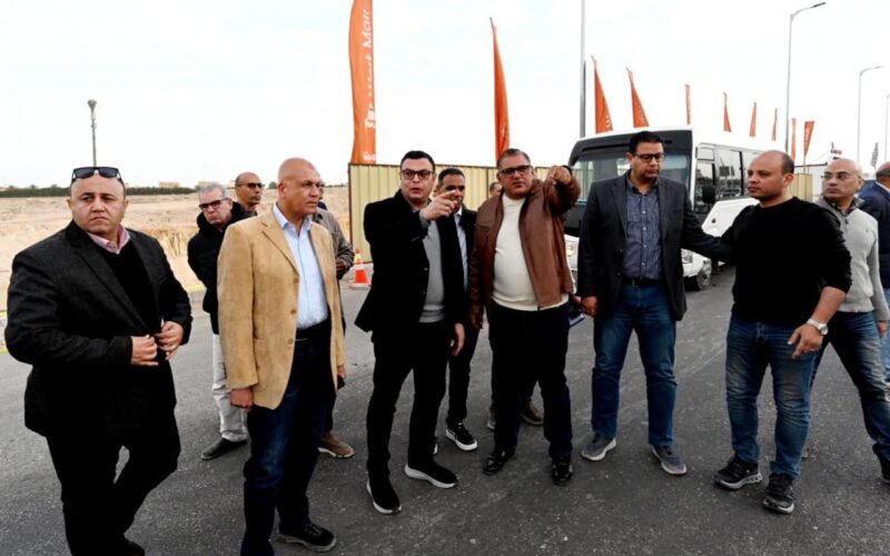 وزير الإسكان يتفقد تطوير الطرق والمحاور الرئيسية بمدينة الشيخ زايد