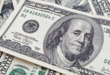 استقرار الدولار مع ميل طفيف للانخفاض في بداية تعاملات الأربعاء