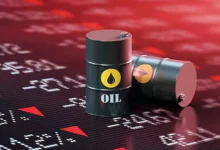 النفط ينخفض بعد ارتفاع مخزونات الخام الأمريكية و"برنت" يقترب من 101 دولار