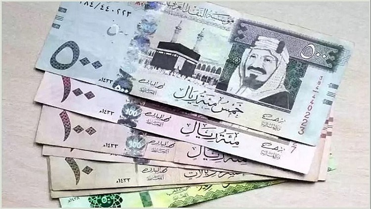 تراجع طفيف في سعر الريال السعودي مع بداية تعاملات الأربعاء واستقرار نسبي بالبنوك