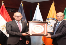 ## الرقابة المالية تكرّم الدكتور محمد فريد عرفانًا بإسهاماته في تطوير القطاع المالي كتبت هدى العيسوى كرّم مجلس إدارة الهيئة العامة للرقابة المالية الدكتور محمد فريد صالح، وزير الاستثمار والتجارة الخارجية ورئيس الهيئة السابق، تقديرًا لإسهاماته البارزة خلال فترة رئاسته للهيئة من 2022 حتى 2026، حيث أهداه المجلس درع الهيئة التذكاري تكريمًا لمسيرته المهنية الحافلة بالإنجازات. وعبر الدكتور محمد فريد عن تقديره لهذه اللفتة، مؤكدًا أن الإنجازات التي تحققت خلال فترة رئاسته تعكس جهدًا جماعيًا وتعاونًا متواصلًا بين جميع كوادر الهيئة، مشددًا على أهمية استمرار التطوير المؤسسي لضمان استدامة النتائج وتعزيز دور الهيئة كركيزة أساسية لدعم الاستقرار المالي والاقتصادي للدولة. وأشار مجلس الإدارة إلى الدور المحوري الذي لعبه الدكتور فريد في تحديث الأطر التنظيمية للقطاع المالي غير المصرفي، والارتقاء بكفاءة الكوادر المهنية، وتعزيز الحوكمة والامتثال، بما أسهم في ترسيخ الرقابة الفعّالة وحماية حقوق المتعاملين. كما لفت المجلس إلى الإنجازات التشريعية والتنظيمية خلال فترة رئاسته، منها إصدار قانون تنظيم استخدام التكنولوجيا المالية، وتطوير الأطر المنظمة للأدوات المالية الجديدة والمشتقات المالية، إلى جانب إحياء صناديق الاستثمار وتنظيم صناديق الذهب، ما وفر بدائل استثمارية متنوعة للمواطنين وعزز إدارة السيولة داخل السوق. ولفت أعضاء المجلس إلى النجاحات المحققة في التحول الرقمي للهيئة، وتطوير بنيتها التكنولوجية، وتبني معايير الاستدامة والتمويل الأخضر، إلى جانب تحديث التشريعات لمواكبة التغيرات الاقتصادية العالمية، بما أسهم في تعزيز ثقة المستثمرين وترسيخ مكانة السوق المصرية إقليميًا. حضر مراسم التكريم محمد الصياد والدكتور أحمد عبد العزيز نائبا رئيس مجلس الإدارة، وطارق الخولي نائب محافظ البنك المركزي، والدكتور أشرف العربي، والدكتورة رشا راغب، والسيد طارق منصور، والدكتورة ماريان عازر، إلى جانب مساعدي رئيس الهيئة وعدد من القيادات التنفيذية بالهيئة.