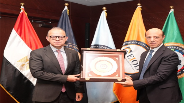 ## الرقابة المالية تكرّم الدكتور محمد فريد عرفانًا بإسهاماته في تطوير القطاع المالي كتبت هدى العيسوى كرّم مجلس إدارة الهيئة العامة للرقابة المالية الدكتور محمد فريد صالح، وزير الاستثمار والتجارة الخارجية ورئيس الهيئة السابق، تقديرًا لإسهاماته البارزة خلال فترة رئاسته للهيئة من 2022 حتى 2026، حيث أهداه المجلس درع الهيئة التذكاري تكريمًا لمسيرته المهنية الحافلة بالإنجازات. وعبر الدكتور محمد فريد عن تقديره لهذه اللفتة، مؤكدًا أن الإنجازات التي تحققت خلال فترة رئاسته تعكس جهدًا جماعيًا وتعاونًا متواصلًا بين جميع كوادر الهيئة، مشددًا على أهمية استمرار التطوير المؤسسي لضمان استدامة النتائج وتعزيز دور الهيئة كركيزة أساسية لدعم الاستقرار المالي والاقتصادي للدولة. وأشار مجلس الإدارة إلى الدور المحوري الذي لعبه الدكتور فريد في تحديث الأطر التنظيمية للقطاع المالي غير المصرفي، والارتقاء بكفاءة الكوادر المهنية، وتعزيز الحوكمة والامتثال، بما أسهم في ترسيخ الرقابة الفعّالة وحماية حقوق المتعاملين. كما لفت المجلس إلى الإنجازات التشريعية والتنظيمية خلال فترة رئاسته، منها إصدار قانون تنظيم استخدام التكنولوجيا المالية، وتطوير الأطر المنظمة للأدوات المالية الجديدة والمشتقات المالية، إلى جانب إحياء صناديق الاستثمار وتنظيم صناديق الذهب، ما وفر بدائل استثمارية متنوعة للمواطنين وعزز إدارة السيولة داخل السوق. ولفت أعضاء المجلس إلى النجاحات المحققة في التحول الرقمي للهيئة، وتطوير بنيتها التكنولوجية، وتبني معايير الاستدامة والتمويل الأخضر، إلى جانب تحديث التشريعات لمواكبة التغيرات الاقتصادية العالمية، بما أسهم في تعزيز ثقة المستثمرين وترسيخ مكانة السوق المصرية إقليميًا. حضر مراسم التكريم محمد الصياد والدكتور أحمد عبد العزيز نائبا رئيس مجلس الإدارة، وطارق الخولي نائب محافظ البنك المركزي، والدكتور أشرف العربي، والدكتورة رشا راغب، والسيد طارق منصور، والدكتورة ماريان عازر، إلى جانب مساعدي رئيس الهيئة وعدد من القيادات التنفيذية بالهيئة.