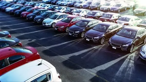 تقلبات أسعار الصرف وارتفاع الوقود يعيدان تشكيل سوق تأمين السيارات وتوقعات بزيادة الأقساط 10%