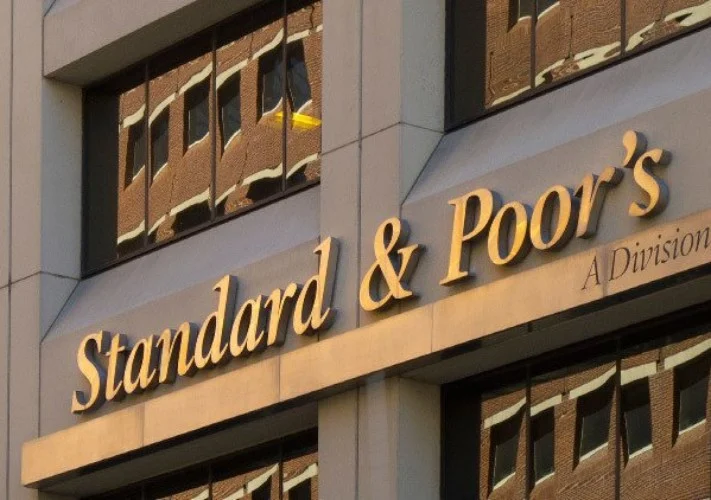 ستاندرد آند بورز: خروج 10 مليارات دولار من أدوات الدين المحلية بمصر خلال شهر مع تصاعد التوترات الإقليمية