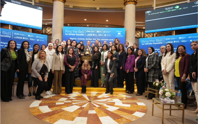 الرقابة المالية تؤكد دعم تمكين المرأة خلال قرع جرس البورصة في يومها العالمي