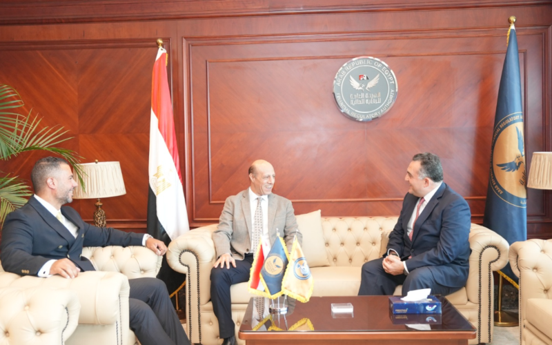 نائب رئيس الرقابة المالية يستقبل رئيس البورصة المصرية لبحث تطوير قواعد السوق وجذب شركات جديدة
