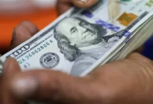 سوسيتيه جنرال يتوقع استمرار قوة الدولار بدعم الفائدة الأمريكية والنمو الاقتصادي