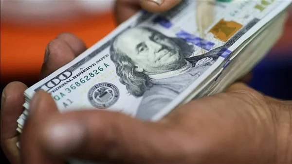سوسيتيه جنرال يتوقع استمرار قوة الدولار بدعم الفائدة الأمريكية والنمو الاقتصادي