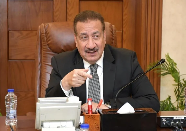 محافظ بورسعيد يشدد على الالتزام بالبرامج الزمنية لمشروعات تطوير الأحياء