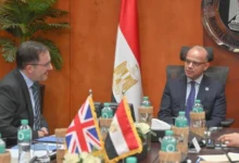 وزير الاستثمار يبحث مع السفير البريطاني تعزيز الشراكة الاقتصادية وزيادة التدفقات الاستثمارية بين البلدين