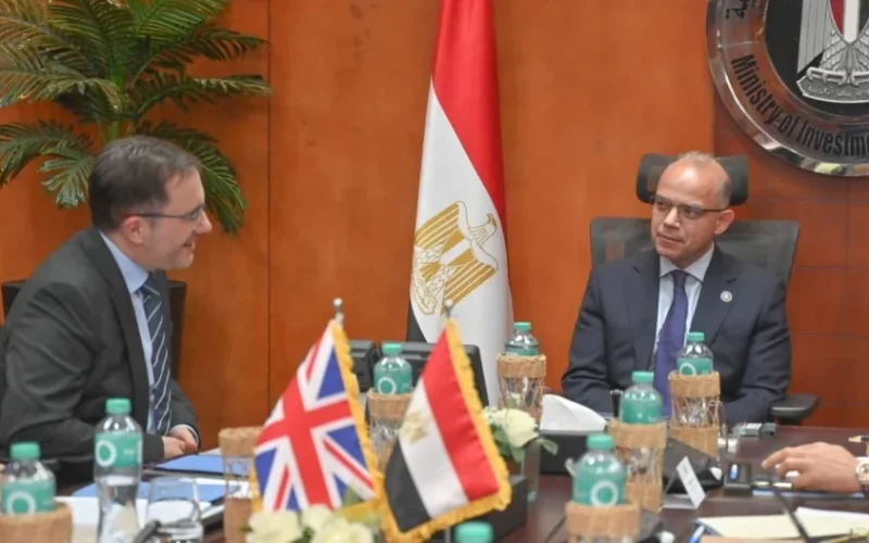 وزير الاستثمار يبحث مع السفير البريطاني تعزيز الشراكة الاقتصادية وزيادة التدفقات الاستثمارية بين البلدين