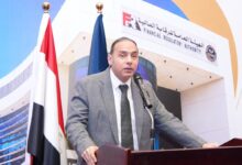 **إعادة تشكيل لجنة الجداول الاكتوارية لتأمينات الحياة بقرار من رئيس الرقابة المالية** كتب حسن سليم أصدر الدكتور إسلام عزام، رئيس الهيئة العامة للرقابة المالية، قرارًا بإعادة تشكيل اللجنة المصرية المختصة بإنشاء ودراسة الجداول الاكتوارية الخاصة بتأمينات الحياة، في خطوة تستهدف مواصلة تطوير سوق التأمين المصري وتعزيز كفاءة الشركات في تسعير منتجاتها وفق أحدث البيانات والمؤشرات، بما يواكب التطورات التي يشهدها القطاع. ونص القرار على أن يتولى رئاسة اللجنة المستشار رضا عبدالمعطي، كبير مستشاري رئيس الهيئة العامة للرقابة المالية، إلى جانب عضوية نخبة من مسؤولي الإدارات المختصة بالهيئة، والأعضاء المنتدبين لشركات تأمينات الحياة، وعدد من الخبراء الاكتواريين أصحاب الخبرات المتميزة في السوق المصرية، كما تضم اللجنة أمانة فنية تضم متخصصين في العلوم الاكتوارية والدعم الفني لقطاع التأمين. وتختص اللجنة بتجميع ومراجعة وتحليل بيانات الخبرة الفعلية المتعلقة بحالات الوفاة والعجز الواردة من شركات التأمين، وذلك منذ إصدار النسخة الأولى من الجداول الاكتوارية المصرية عام 2022 وحتى آخر سنة تم الإبلاغ عنها، مع إجراء مقارنة دقيقة بين تلك البيانات والمؤشرات التي استندت إليها النسخة الأولى من الجداول. ومن المقرر أن تنتهي اللجنة إلى إعداد دراسة فنية متكاملة لتقييم مدى الحاجة إلى تحديث الجداول الاكتوارية الحالية، سواء بصورة شاملة أو جزئية، مع تحديد الانعكاسات المتوقعة لأي تعديلات على آليات تسعير منتجات تأمينات الحياة، بما يسهم في تحقيق مزيد من الدقة والعدالة في احتساب المخاطر والأسعار. كما يتضمن القرار إعداد تصور مستقبلي بشأن دورية مراجعة وتحديث الجداول الاكتوارية المصرية، استنادًا إلى نتائج تحليل الخبرات الفعلية والمتغيرات التي قد تطرأ على معدلات الوفاة والعجز، وبما يتوافق مع أفضل الممارسات والمعايير الاكتوارية المطبقة عالميًا. وأكد الدكتور إسلام عزام أن الجداول الاكتوارية المصرية، منذ إطلاق نسختها الأولى قبل أربعة أعوام، شكلت نقلة نوعية في سوق تأمينات الحياة، حيث وفرت مرجعًا وطنيًا ساعد الشركات على تسعير منتجاتها بصورة أكثر دقة وعدالة، كما مكنت السوق من طرح منتجات تأمينية جديدة تلبي احتياجات شرائح أكبر من العملاء، بعد سنوات طويلة من الاعتماد على الجداول الإنجليزية في عمليات التسعير. وأوضح رئيس الهيئة أن إعادة تشكيل اللجنة تأتي بهدف رصد أحدث المؤشرات المرتبطة بحالات الوفاة والعجز، وتحليل توزيعها بين الذكور والإناث ومختلف الفئات العمرية، بما يعكس المتغيرات الصحية والاجتماعية ويعزز قدرة شركات التأمين على تطوير منتجاتها واحتساب مخصصاتها المالية المستقبلية بكفاءة أعلى. وأشار إلى أن تحديث الجداول الاكتوارية يمثل أحد العناصر الأساسية لدعم استقرار قطاع التأمين، إذ يسهم في تحسين إدارة المخاطر، ورفع جودة عمليات التسعير، وتعزيز الثقة في المنتجات التأمينية، بما ينعكس إيجابًا على أداء الشركات وحماية حقوق حملة الوثائق. وشدد الدكتور إسلام عزام على استمرار الهيئة العامة للرقابة المالية في دعم جهود توسيع قاعدة المستفيدين من خدمات التأمين في مصر، من خلال التعاون مع اتحاد شركات التأمين المصرية وكافة الشركات العاملة بالقطاع، والعمل على تحفيزها لتطوير منتجات مبتكرة تلائم احتياجات العملاء المتغيرة، بما يسهم في زيادة معدلات الشمول التأميني، وتوسيع نطاق الحماية التأمينية لمختلف فئات المجتمع.