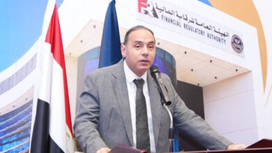 **إعادة تشكيل لجنة الجداول الاكتوارية لتأمينات الحياة بقرار من رئيس الرقابة المالية** كتب حسن سليم أصدر الدكتور إسلام عزام، رئيس الهيئة العامة للرقابة المالية، قرارًا بإعادة تشكيل اللجنة المصرية المختصة بإنشاء ودراسة الجداول الاكتوارية الخاصة بتأمينات الحياة، في خطوة تستهدف مواصلة تطوير سوق التأمين المصري وتعزيز كفاءة الشركات في تسعير منتجاتها وفق أحدث البيانات والمؤشرات، بما يواكب التطورات التي يشهدها القطاع. ونص القرار على أن يتولى رئاسة اللجنة المستشار رضا عبدالمعطي، كبير مستشاري رئيس الهيئة العامة للرقابة المالية، إلى جانب عضوية نخبة من مسؤولي الإدارات المختصة بالهيئة، والأعضاء المنتدبين لشركات تأمينات الحياة، وعدد من الخبراء الاكتواريين أصحاب الخبرات المتميزة في السوق المصرية، كما تضم اللجنة أمانة فنية تضم متخصصين في العلوم الاكتوارية والدعم الفني لقطاع التأمين. وتختص اللجنة بتجميع ومراجعة وتحليل بيانات الخبرة الفعلية المتعلقة بحالات الوفاة والعجز الواردة من شركات التأمين، وذلك منذ إصدار النسخة الأولى من الجداول الاكتوارية المصرية عام 2022 وحتى آخر سنة تم الإبلاغ عنها، مع إجراء مقارنة دقيقة بين تلك البيانات والمؤشرات التي استندت إليها النسخة الأولى من الجداول. ومن المقرر أن تنتهي اللجنة إلى إعداد دراسة فنية متكاملة لتقييم مدى الحاجة إلى تحديث الجداول الاكتوارية الحالية، سواء بصورة شاملة أو جزئية، مع تحديد الانعكاسات المتوقعة لأي تعديلات على آليات تسعير منتجات تأمينات الحياة، بما يسهم في تحقيق مزيد من الدقة والعدالة في احتساب المخاطر والأسعار. كما يتضمن القرار إعداد تصور مستقبلي بشأن دورية مراجعة وتحديث الجداول الاكتوارية المصرية، استنادًا إلى نتائج تحليل الخبرات الفعلية والمتغيرات التي قد تطرأ على معدلات الوفاة والعجز، وبما يتوافق مع أفضل الممارسات والمعايير الاكتوارية المطبقة عالميًا. وأكد الدكتور إسلام عزام أن الجداول الاكتوارية المصرية، منذ إطلاق نسختها الأولى قبل أربعة أعوام، شكلت نقلة نوعية في سوق تأمينات الحياة، حيث وفرت مرجعًا وطنيًا ساعد الشركات على تسعير منتجاتها بصورة أكثر دقة وعدالة، كما مكنت السوق من طرح منتجات تأمينية جديدة تلبي احتياجات شرائح أكبر من العملاء، بعد سنوات طويلة من الاعتماد على الجداول الإنجليزية في عمليات التسعير. وأوضح رئيس الهيئة أن إعادة تشكيل اللجنة تأتي بهدف رصد أحدث المؤشرات المرتبطة بحالات الوفاة والعجز، وتحليل توزيعها بين الذكور والإناث ومختلف الفئات العمرية، بما يعكس المتغيرات الصحية والاجتماعية ويعزز قدرة شركات التأمين على تطوير منتجاتها واحتساب مخصصاتها المالية المستقبلية بكفاءة أعلى. وأشار إلى أن تحديث الجداول الاكتوارية يمثل أحد العناصر الأساسية لدعم استقرار قطاع التأمين، إذ يسهم في تحسين إدارة المخاطر، ورفع جودة عمليات التسعير، وتعزيز الثقة في المنتجات التأمينية، بما ينعكس إيجابًا على أداء الشركات وحماية حقوق حملة الوثائق. وشدد الدكتور إسلام عزام على استمرار الهيئة العامة للرقابة المالية في دعم جهود توسيع قاعدة المستفيدين من خدمات التأمين في مصر، من خلال التعاون مع اتحاد شركات التأمين المصرية وكافة الشركات العاملة بالقطاع، والعمل على تحفيزها لتطوير منتجات مبتكرة تلائم احتياجات العملاء المتغيرة، بما يسهم في زيادة معدلات الشمول التأميني، وتوسيع نطاق الحماية التأمينية لمختلف فئات المجتمع.