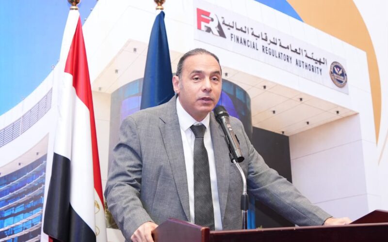 **إعادة تشكيل لجنة الجداول الاكتوارية لتأمينات الحياة بقرار من رئيس الرقابة المالية** كتب حسن سليم أصدر الدكتور إسلام عزام، رئيس الهيئة العامة للرقابة المالية، قرارًا بإعادة تشكيل اللجنة المصرية المختصة بإنشاء ودراسة الجداول الاكتوارية الخاصة بتأمينات الحياة، في خطوة تستهدف مواصلة تطوير سوق التأمين المصري وتعزيز كفاءة الشركات في تسعير منتجاتها وفق أحدث البيانات والمؤشرات، بما يواكب التطورات التي يشهدها القطاع. ونص القرار على أن يتولى رئاسة اللجنة المستشار رضا عبدالمعطي، كبير مستشاري رئيس الهيئة العامة للرقابة المالية، إلى جانب عضوية نخبة من مسؤولي الإدارات المختصة بالهيئة، والأعضاء المنتدبين لشركات تأمينات الحياة، وعدد من الخبراء الاكتواريين أصحاب الخبرات المتميزة في السوق المصرية، كما تضم اللجنة أمانة فنية تضم متخصصين في العلوم الاكتوارية والدعم الفني لقطاع التأمين. وتختص اللجنة بتجميع ومراجعة وتحليل بيانات الخبرة الفعلية المتعلقة بحالات الوفاة والعجز الواردة من شركات التأمين، وذلك منذ إصدار النسخة الأولى من الجداول الاكتوارية المصرية عام 2022 وحتى آخر سنة تم الإبلاغ عنها، مع إجراء مقارنة دقيقة بين تلك البيانات والمؤشرات التي استندت إليها النسخة الأولى من الجداول. ومن المقرر أن تنتهي اللجنة إلى إعداد دراسة فنية متكاملة لتقييم مدى الحاجة إلى تحديث الجداول الاكتوارية الحالية، سواء بصورة شاملة أو جزئية، مع تحديد الانعكاسات المتوقعة لأي تعديلات على آليات تسعير منتجات تأمينات الحياة، بما يسهم في تحقيق مزيد من الدقة والعدالة في احتساب المخاطر والأسعار. كما يتضمن القرار إعداد تصور مستقبلي بشأن دورية مراجعة وتحديث الجداول الاكتوارية المصرية، استنادًا إلى نتائج تحليل الخبرات الفعلية والمتغيرات التي قد تطرأ على معدلات الوفاة والعجز، وبما يتوافق مع أفضل الممارسات والمعايير الاكتوارية المطبقة عالميًا. وأكد الدكتور إسلام عزام أن الجداول الاكتوارية المصرية، منذ إطلاق نسختها الأولى قبل أربعة أعوام، شكلت نقلة نوعية في سوق تأمينات الحياة، حيث وفرت مرجعًا وطنيًا ساعد الشركات على تسعير منتجاتها بصورة أكثر دقة وعدالة، كما مكنت السوق من طرح منتجات تأمينية جديدة تلبي احتياجات شرائح أكبر من العملاء، بعد سنوات طويلة من الاعتماد على الجداول الإنجليزية في عمليات التسعير. وأوضح رئيس الهيئة أن إعادة تشكيل اللجنة تأتي بهدف رصد أحدث المؤشرات المرتبطة بحالات الوفاة والعجز، وتحليل توزيعها بين الذكور والإناث ومختلف الفئات العمرية، بما يعكس المتغيرات الصحية والاجتماعية ويعزز قدرة شركات التأمين على تطوير منتجاتها واحتساب مخصصاتها المالية المستقبلية بكفاءة أعلى. وأشار إلى أن تحديث الجداول الاكتوارية يمثل أحد العناصر الأساسية لدعم استقرار قطاع التأمين، إذ يسهم في تحسين إدارة المخاطر، ورفع جودة عمليات التسعير، وتعزيز الثقة في المنتجات التأمينية، بما ينعكس إيجابًا على أداء الشركات وحماية حقوق حملة الوثائق. وشدد الدكتور إسلام عزام على استمرار الهيئة العامة للرقابة المالية في دعم جهود توسيع قاعدة المستفيدين من خدمات التأمين في مصر، من خلال التعاون مع اتحاد شركات التأمين المصرية وكافة الشركات العاملة بالقطاع، والعمل على تحفيزها لتطوير منتجات مبتكرة تلائم احتياجات العملاء المتغيرة، بما يسهم في زيادة معدلات الشمول التأميني، وتوسيع نطاق الحماية التأمينية لمختلف فئات المجتمع.