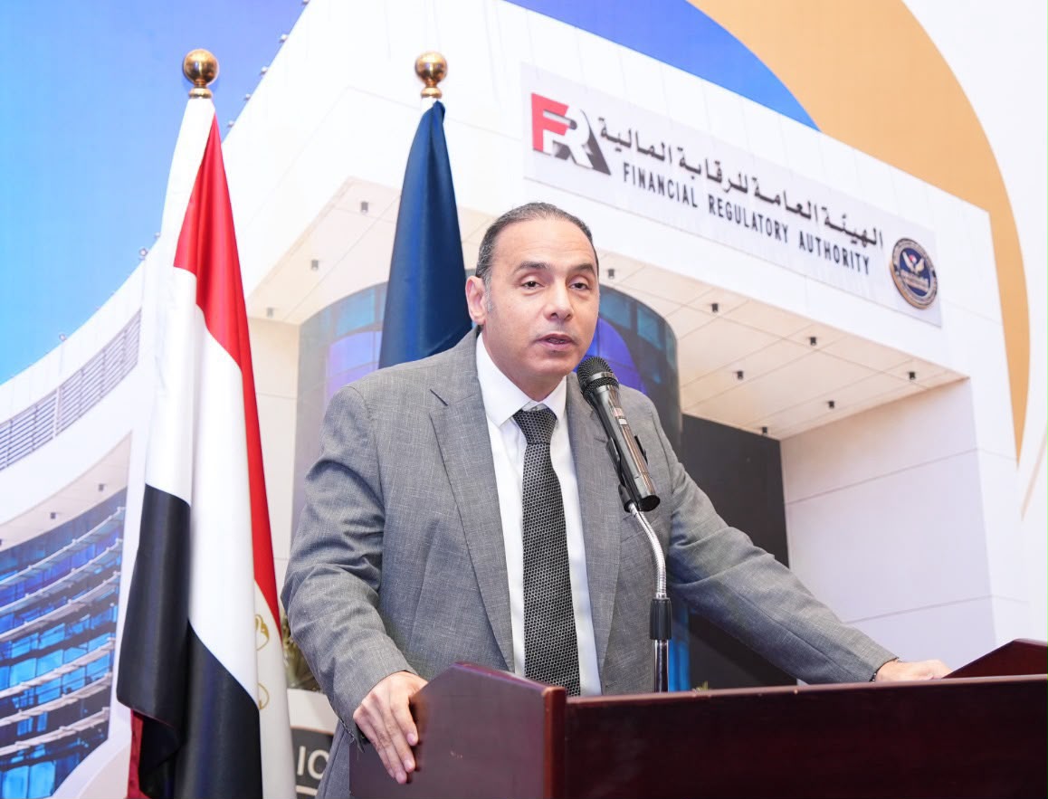 **إعادة تشكيل لجنة الجداول الاكتوارية لتأمينات الحياة بقرار من رئيس الرقابة المالية** كتب حسن سليم أصدر الدكتور إسلام عزام، رئيس الهيئة العامة للرقابة المالية، قرارًا بإعادة تشكيل اللجنة المصرية المختصة بإنشاء ودراسة الجداول الاكتوارية الخاصة بتأمينات الحياة، في خطوة تستهدف مواصلة تطوير سوق التأمين المصري وتعزيز كفاءة الشركات في تسعير منتجاتها وفق أحدث البيانات والمؤشرات، بما يواكب التطورات التي يشهدها القطاع. ونص القرار على أن يتولى رئاسة اللجنة المستشار رضا عبدالمعطي، كبير مستشاري رئيس الهيئة العامة للرقابة المالية، إلى جانب عضوية نخبة من مسؤولي الإدارات المختصة بالهيئة، والأعضاء المنتدبين لشركات تأمينات الحياة، وعدد من الخبراء الاكتواريين أصحاب الخبرات المتميزة في السوق المصرية، كما تضم اللجنة أمانة فنية تضم متخصصين في العلوم الاكتوارية والدعم الفني لقطاع التأمين. وتختص اللجنة بتجميع ومراجعة وتحليل بيانات الخبرة الفعلية المتعلقة بحالات الوفاة والعجز الواردة من شركات التأمين، وذلك منذ إصدار النسخة الأولى من الجداول الاكتوارية المصرية عام 2022 وحتى آخر سنة تم الإبلاغ عنها، مع إجراء مقارنة دقيقة بين تلك البيانات والمؤشرات التي استندت إليها النسخة الأولى من الجداول. ومن المقرر أن تنتهي اللجنة إلى إعداد دراسة فنية متكاملة لتقييم مدى الحاجة إلى تحديث الجداول الاكتوارية الحالية، سواء بصورة شاملة أو جزئية، مع تحديد الانعكاسات المتوقعة لأي تعديلات على آليات تسعير منتجات تأمينات الحياة، بما يسهم في تحقيق مزيد من الدقة والعدالة في احتساب المخاطر والأسعار. كما يتضمن القرار إعداد تصور مستقبلي بشأن دورية مراجعة وتحديث الجداول الاكتوارية المصرية، استنادًا إلى نتائج تحليل الخبرات الفعلية والمتغيرات التي قد تطرأ على معدلات الوفاة والعجز، وبما يتوافق مع أفضل الممارسات والمعايير الاكتوارية المطبقة عالميًا. وأكد الدكتور إسلام عزام أن الجداول الاكتوارية المصرية، منذ إطلاق نسختها الأولى قبل أربعة أعوام، شكلت نقلة نوعية في سوق تأمينات الحياة، حيث وفرت مرجعًا وطنيًا ساعد الشركات على تسعير منتجاتها بصورة أكثر دقة وعدالة، كما مكنت السوق من طرح منتجات تأمينية جديدة تلبي احتياجات شرائح أكبر من العملاء، بعد سنوات طويلة من الاعتماد على الجداول الإنجليزية في عمليات التسعير. وأوضح رئيس الهيئة أن إعادة تشكيل اللجنة تأتي بهدف رصد أحدث المؤشرات المرتبطة بحالات الوفاة والعجز، وتحليل توزيعها بين الذكور والإناث ومختلف الفئات العمرية، بما يعكس المتغيرات الصحية والاجتماعية ويعزز قدرة شركات التأمين على تطوير منتجاتها واحتساب مخصصاتها المالية المستقبلية بكفاءة أعلى. وأشار إلى أن تحديث الجداول الاكتوارية يمثل أحد العناصر الأساسية لدعم استقرار قطاع التأمين، إذ يسهم في تحسين إدارة المخاطر، ورفع جودة عمليات التسعير، وتعزيز الثقة في المنتجات التأمينية، بما ينعكس إيجابًا على أداء الشركات وحماية حقوق حملة الوثائق. وشدد الدكتور إسلام عزام على استمرار الهيئة العامة للرقابة المالية في دعم جهود توسيع قاعدة المستفيدين من خدمات التأمين في مصر، من خلال التعاون مع اتحاد شركات التأمين المصرية وكافة الشركات العاملة بالقطاع، والعمل على تحفيزها لتطوير منتجات مبتكرة تلائم احتياجات العملاء المتغيرة، بما يسهم في زيادة معدلات الشمول التأميني، وتوسيع نطاق الحماية التأمينية لمختلف فئات المجتمع.