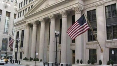 الاحتياطي الفيدرالي يثبت أسعار الفائدة ويترقب بيانات التضخم قبل اجتماع سبتمبر