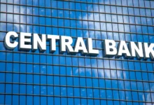 الأسواق العالمية تحت ضغط الفائدة والتوترات الجيوسياسية وسط مخاوف من استمرار التشدد النقدي