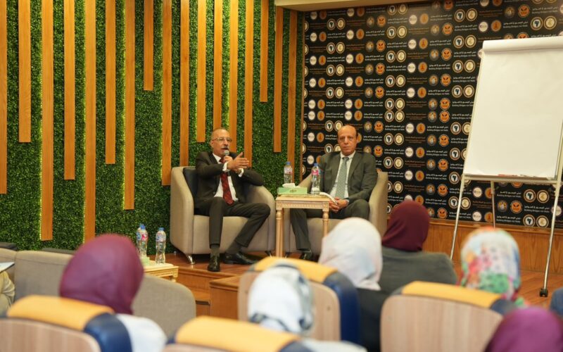 الرقابة المالية تدرب العاملين بالجهاز المركزي للتعبئة العامة والإحصاء على تحليل البيانات المالية