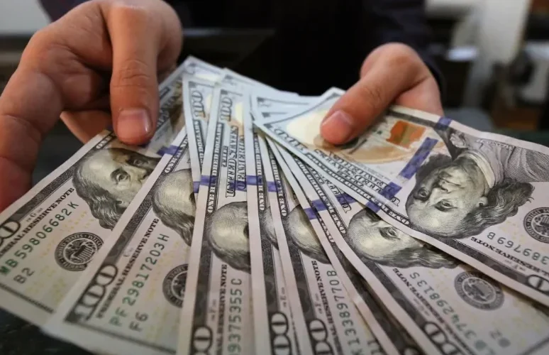 الدولار يتجاوز 53 جنيهًا في معظم البنوك المصرية اليوم الأربعاء