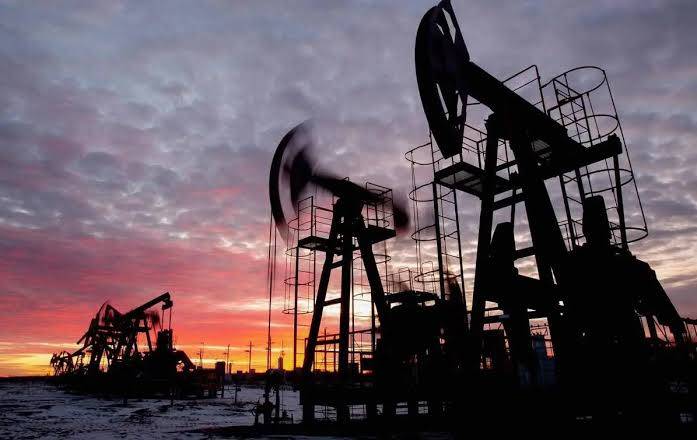 النفط يفقد دولارين للبرميل مع ترقب تطورات التصعيد في الشرق الأوسط